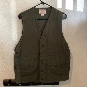 Men’s Filson lightweight utility vest size M olive green